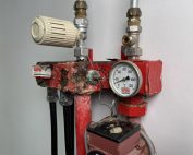 Verroeste vloerverwarming verdeler met lekkage en corrosie waardoor de vloerverwarming slecht warm wordt
