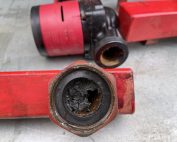 Oude vloerverwarming verdeler met vervuiling en magnetiet waardoor de vloer slecht warm wordt