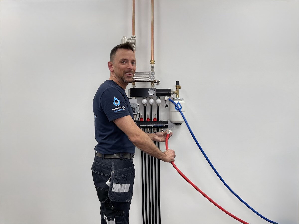 vloerverwarming doorspoelen specialist aan het werk reinigen systeem