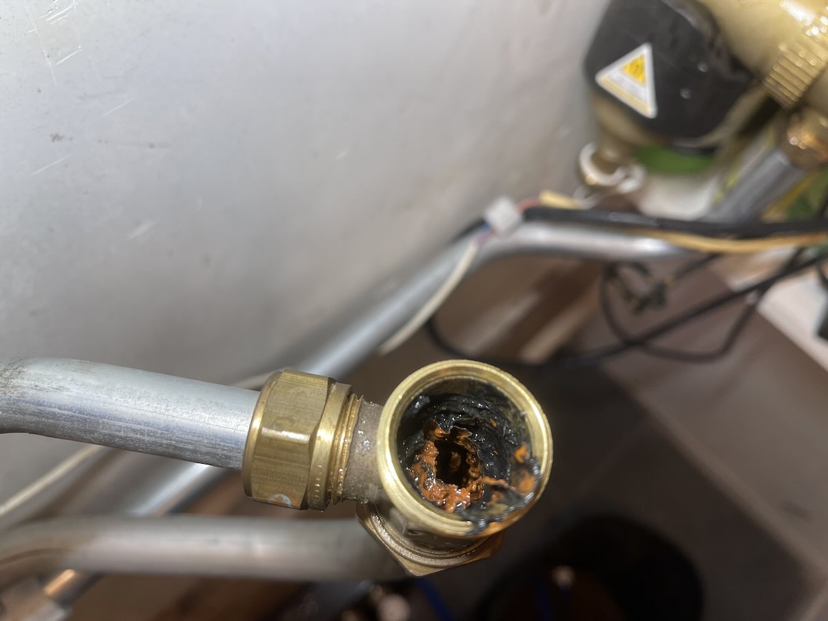 verstopte CV leiding met magnetiet vervuiling